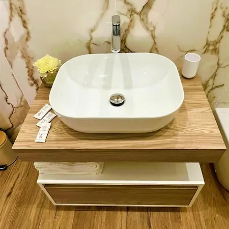 Διαμέρισμα Wood & White *